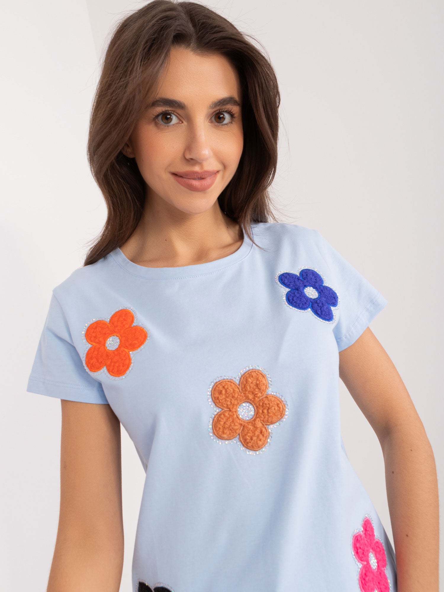 BASIC FEEL GOOD Jasnoniebieski t-shirt z naszywkami