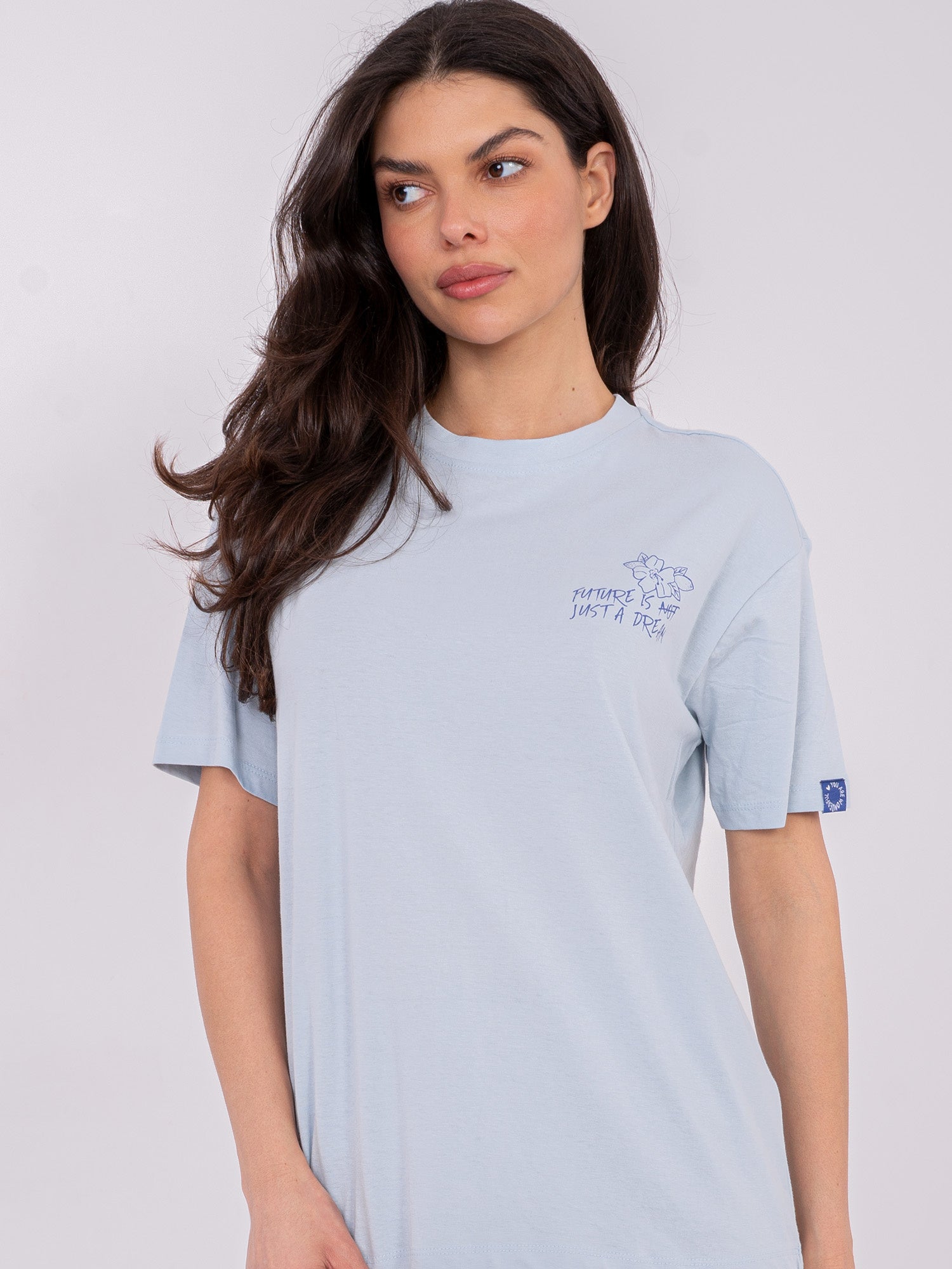 Jasnoniebieski damski t-shirt z napisami
