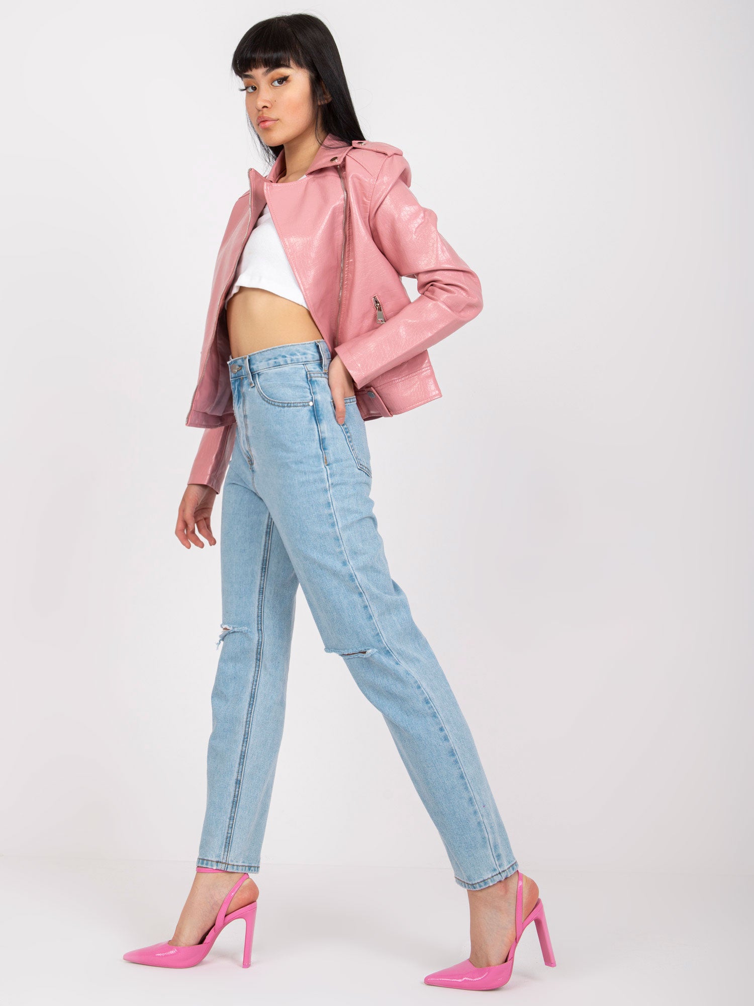 Jasnoniebieskie damskie spodnie jeansowe mom fit z dziurami