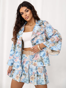 Jasnoniebieskie eleganckie spódnico-szorty w kwiaty