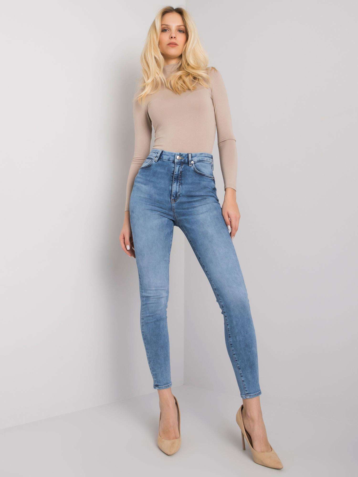 Jasnoniebieskie jeansowe rurki