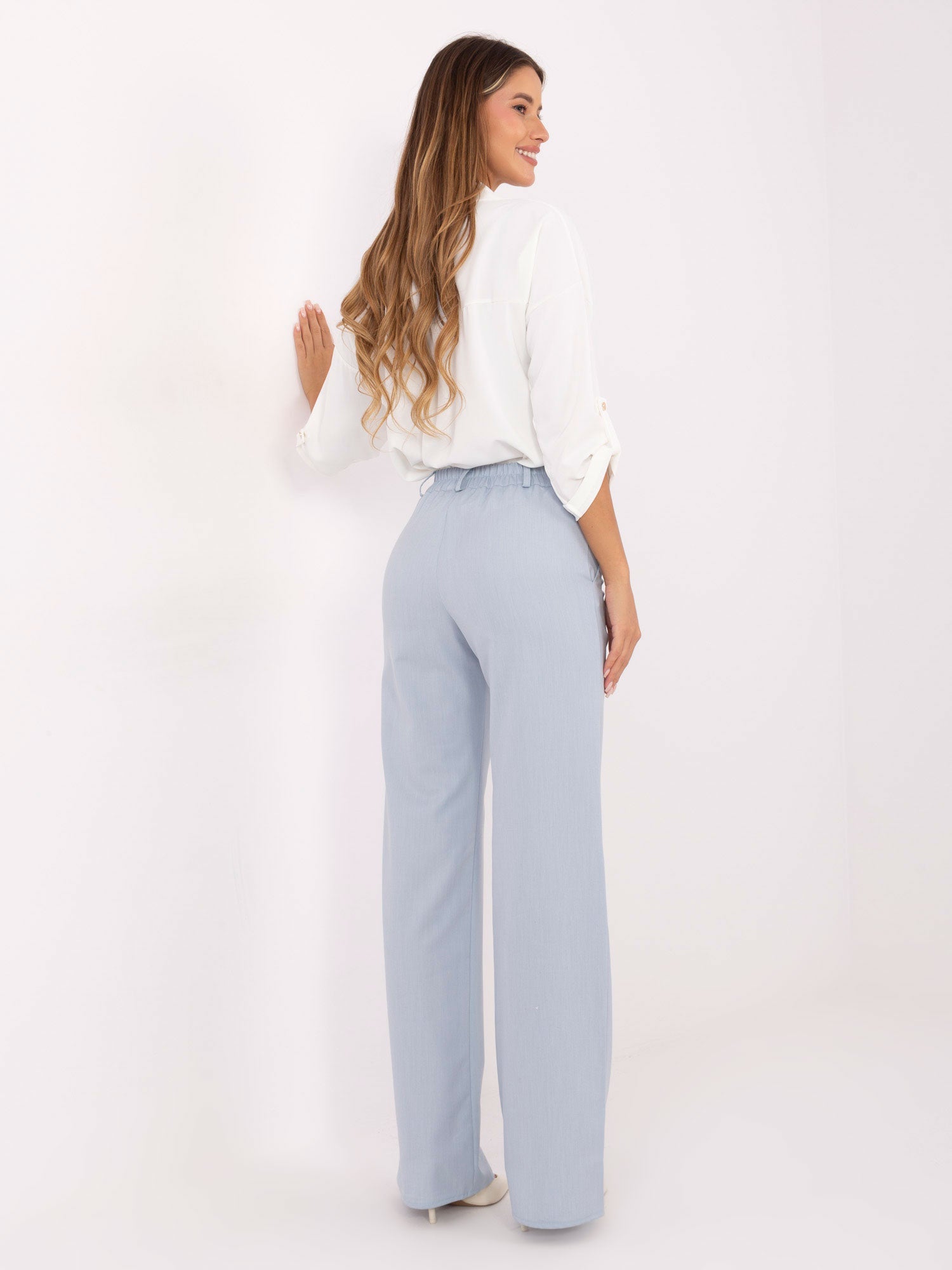 Jasnoniebieskie szerokie spodnie od garnituru