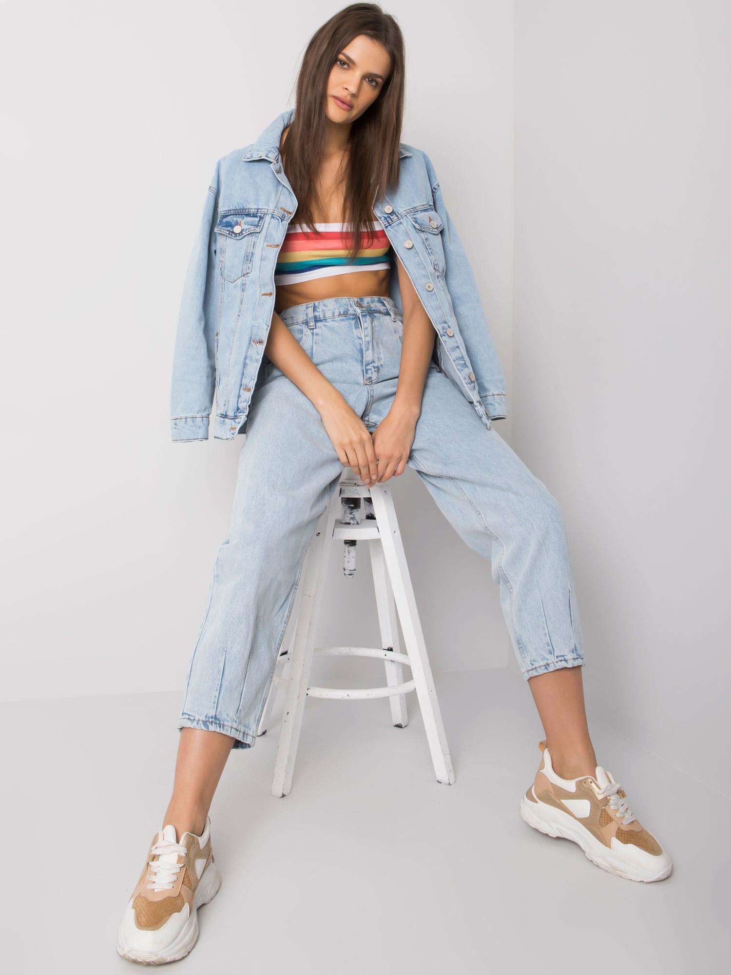 Jasnoniebieskie mom jeans
