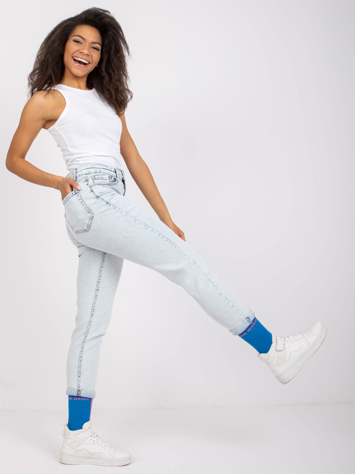Jasnoniebieskie spodnie jeansowe damskie