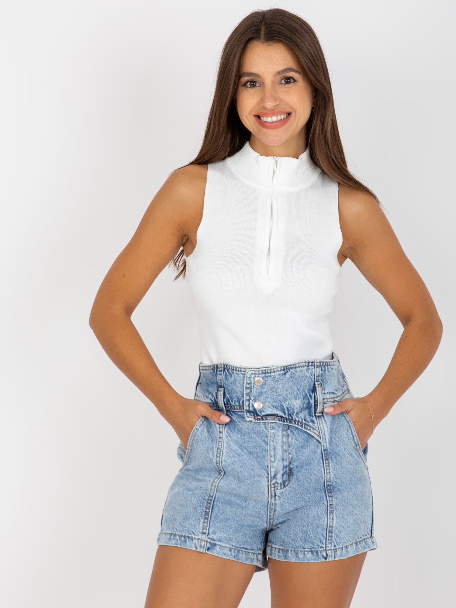 Niebieskie szorty jeansowe damskie high waist z efektem sprania