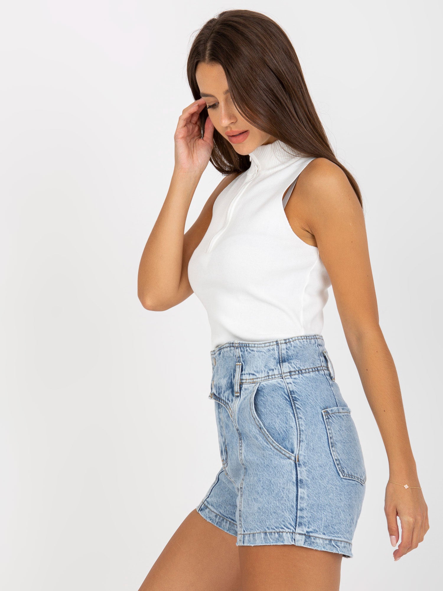 Niebieskie szorty jeansowe damskie high waist z efektem sprania