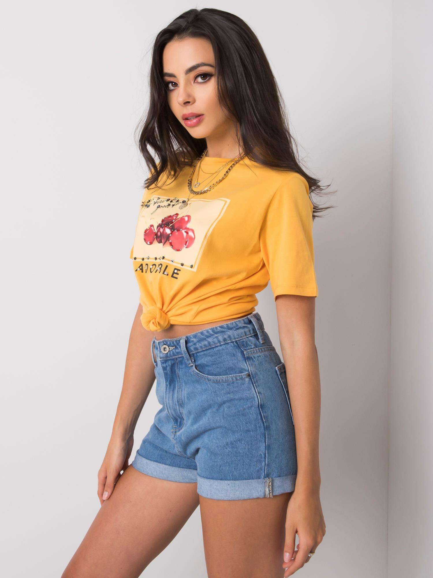 Jasnopomarańczowy damski t-shirt z printem i aplikacjami