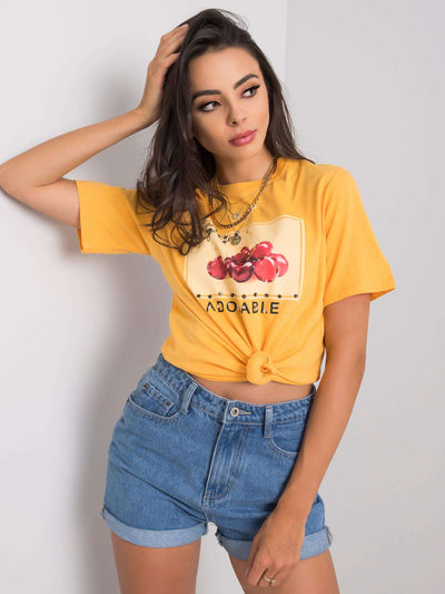 Jasnopomarańczowy damski t-shirt z printem i aplikacjami