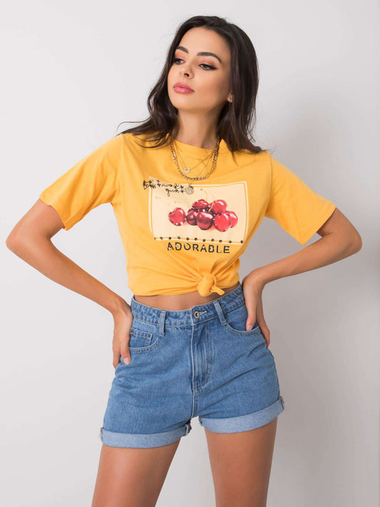 Jasnopomarańczowy damski t-shirt z printem i aplikacjami