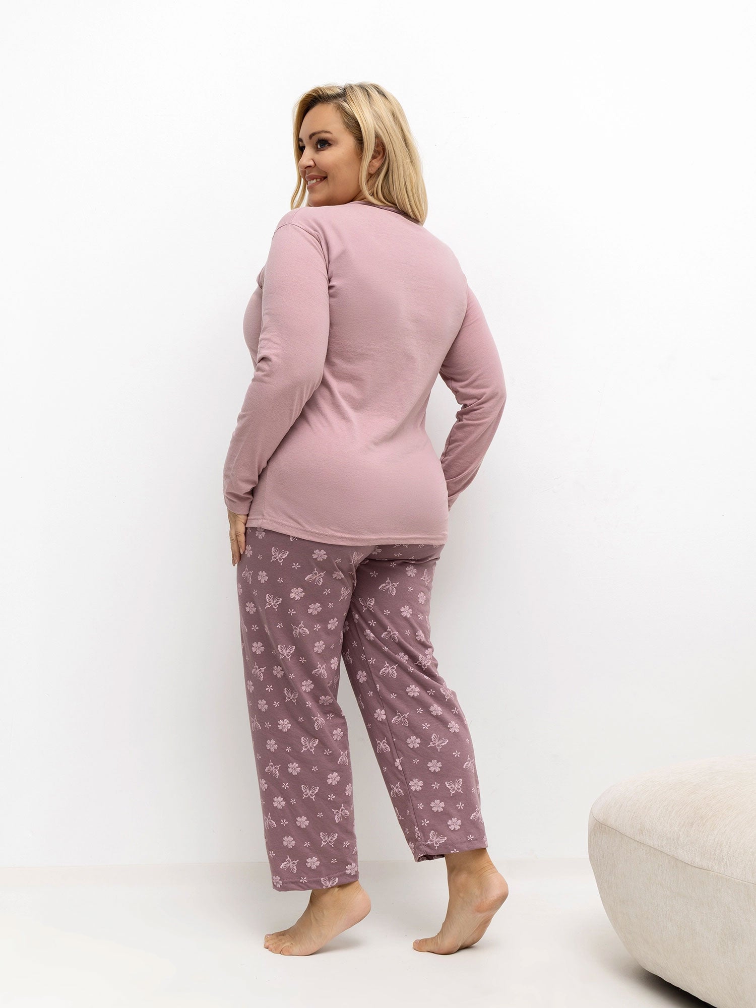 Jasnoróżowa piżama plus size z nadrukiem w motyle