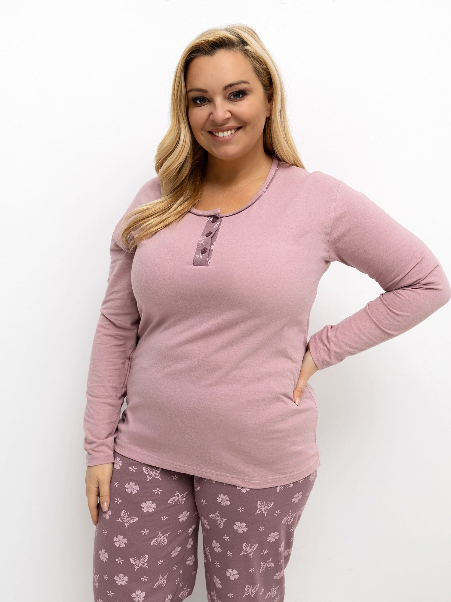 Jasnoróżowa piżama plus size z nadrukiem w motyle