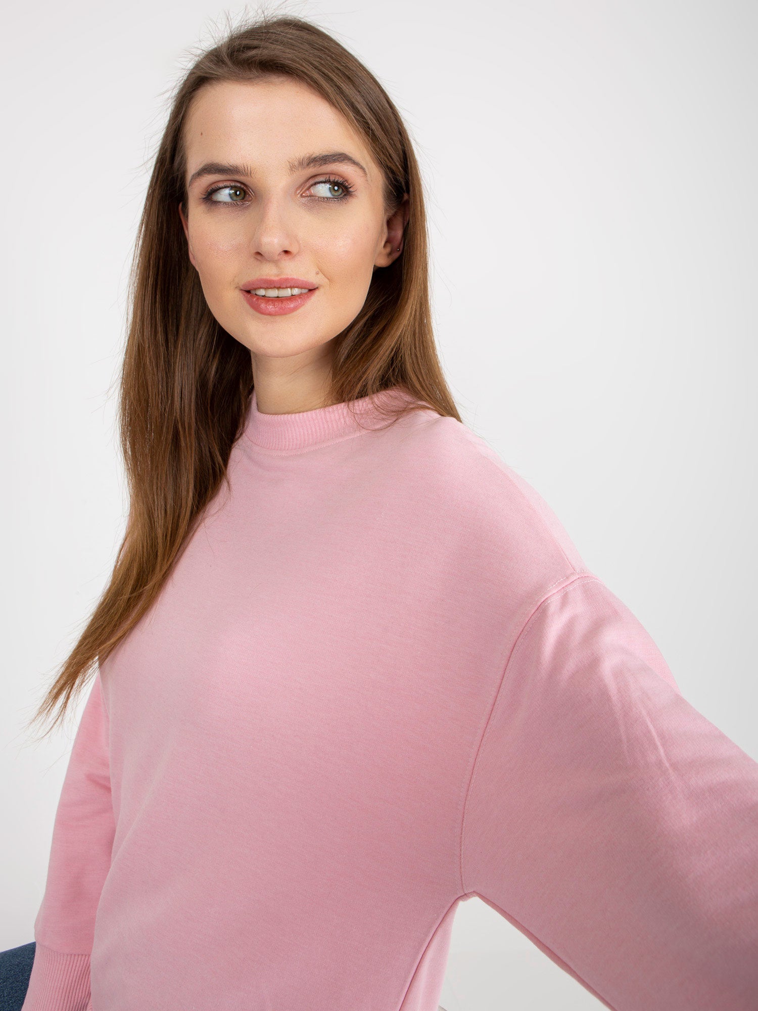 Jasnoróżowa bluza basic bez kaptura z rozcięciami