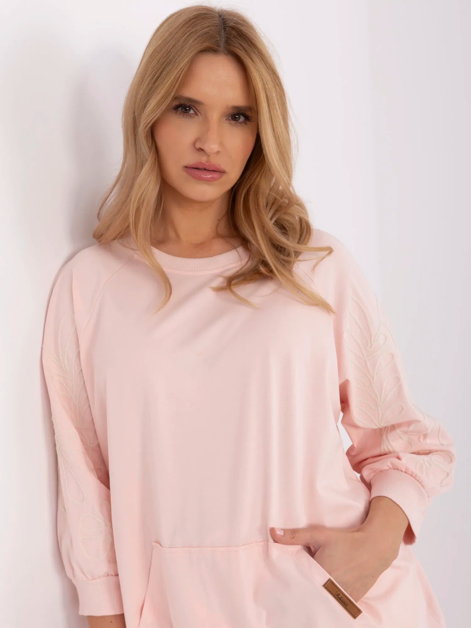 Jasnoróżowa bluza kangurka z rękawem 3/4