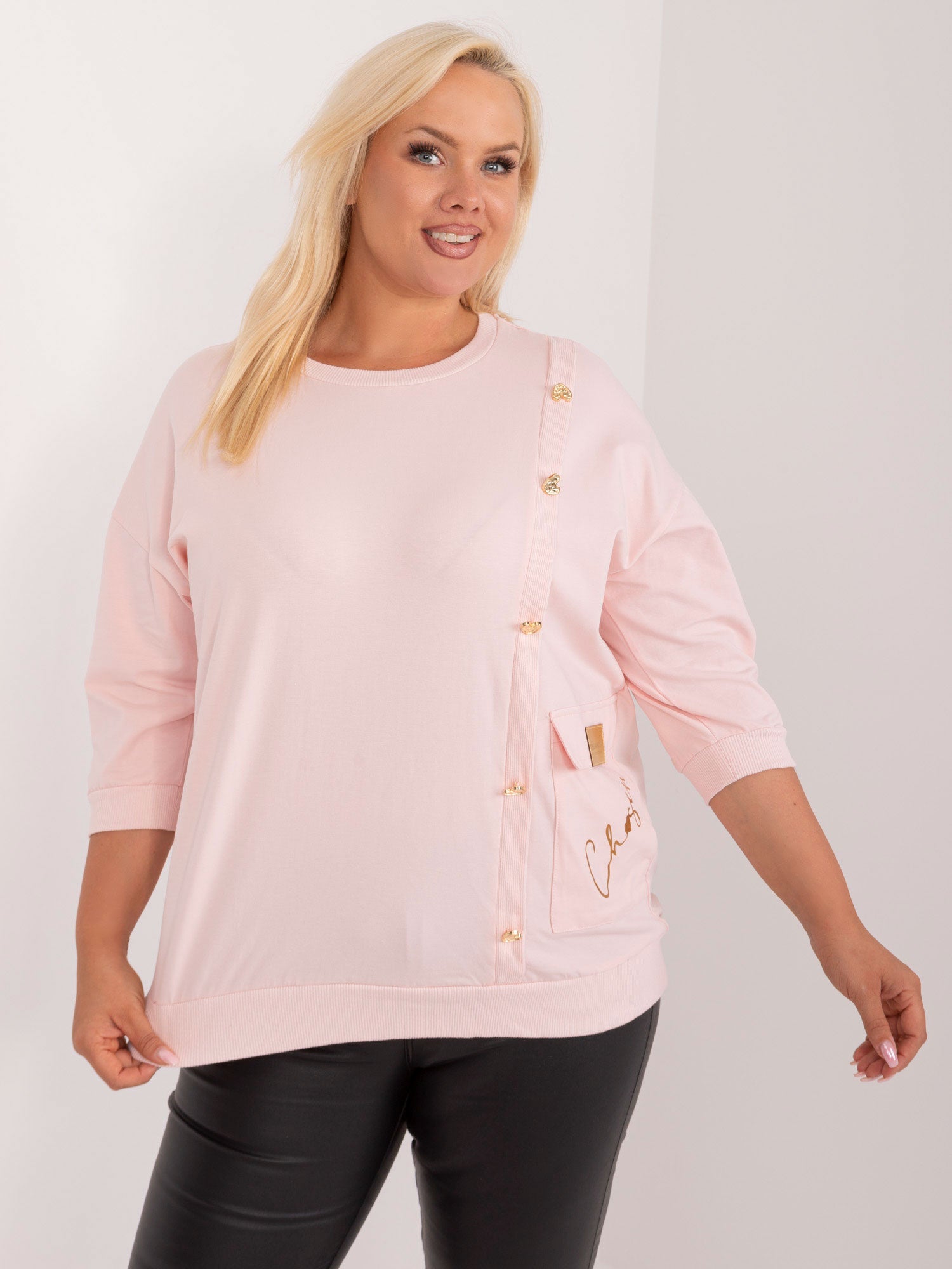 Jasnoróżowa bluzka plus size z aplikacją i napisem