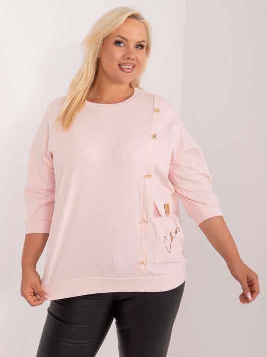 Jasnoróżowa bluzka plus size z aplikacją i napisem
