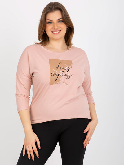 Jasnoróżowa bluzka plus size z nadrukiem i napisem