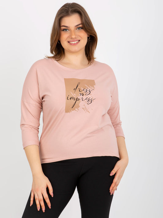 Jasnoróżowa bluzka plus size z nadrukiem i napisem