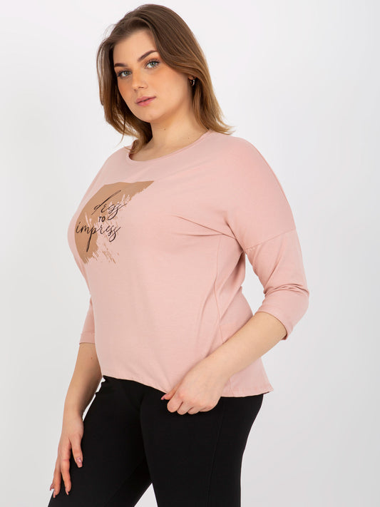 Jasnoróżowa bluzka plus size z nadrukiem i napisem
