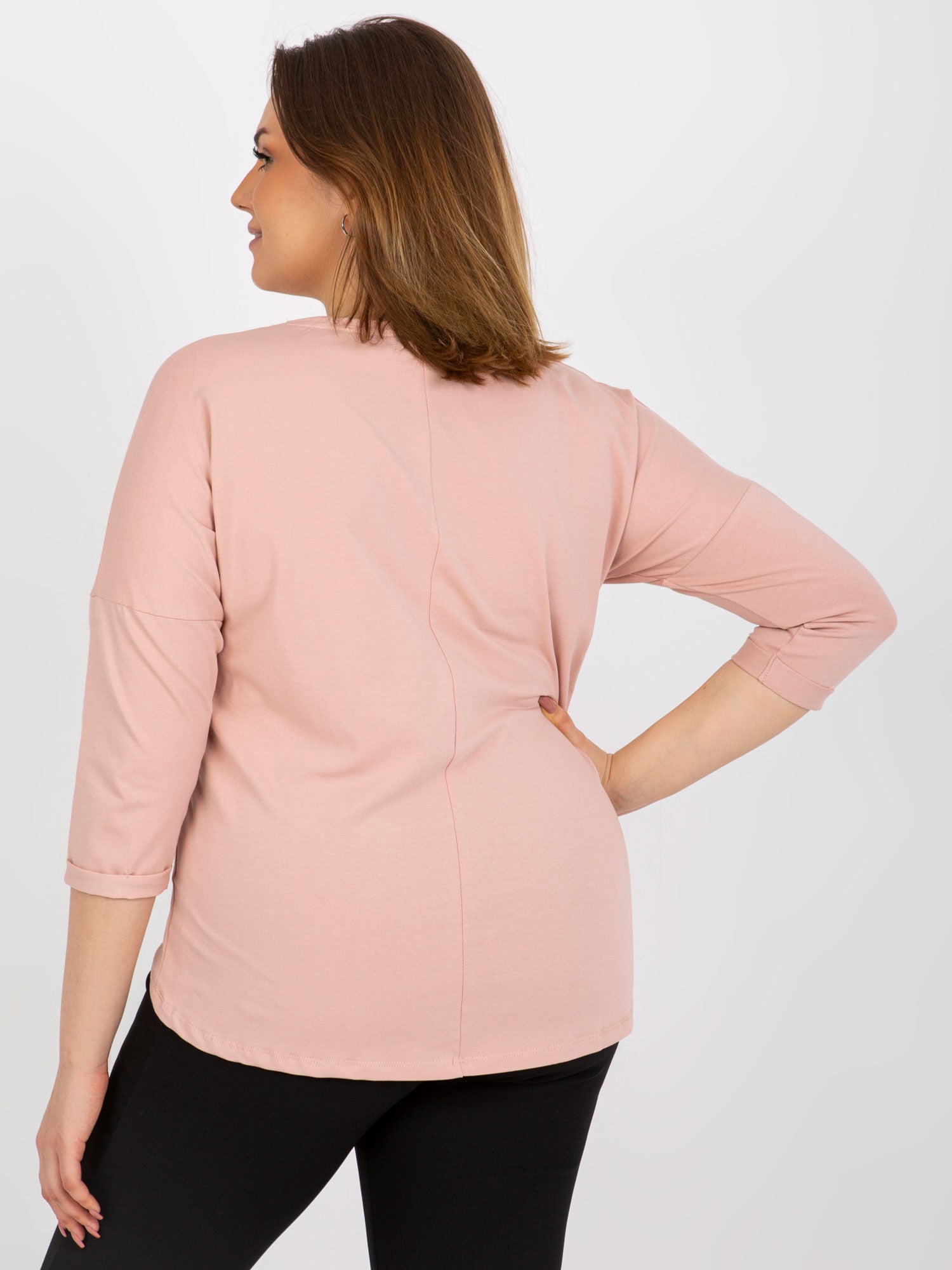 Jasnoróżowa bluzka plus size z nadrukiem i napisem