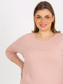 Jasnoróżowa bluzka plus size z nadrukiem i rękawem 3/4