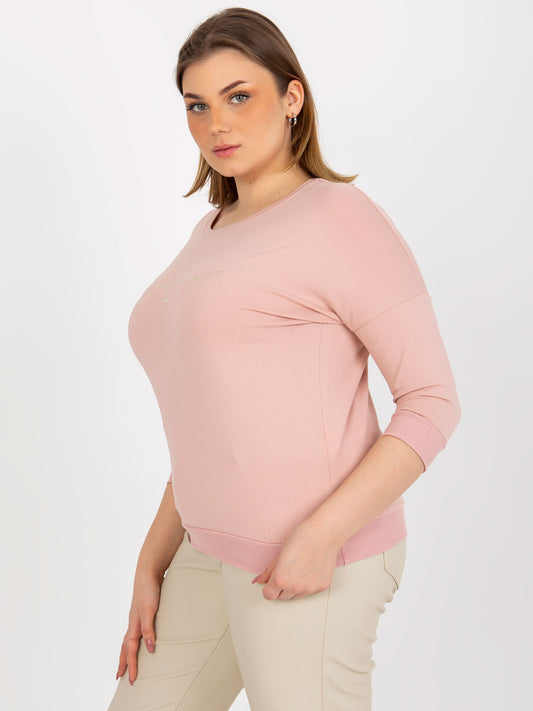 Jasnoróżowa bluzka plus size z nadrukiem i rękawem 3/4