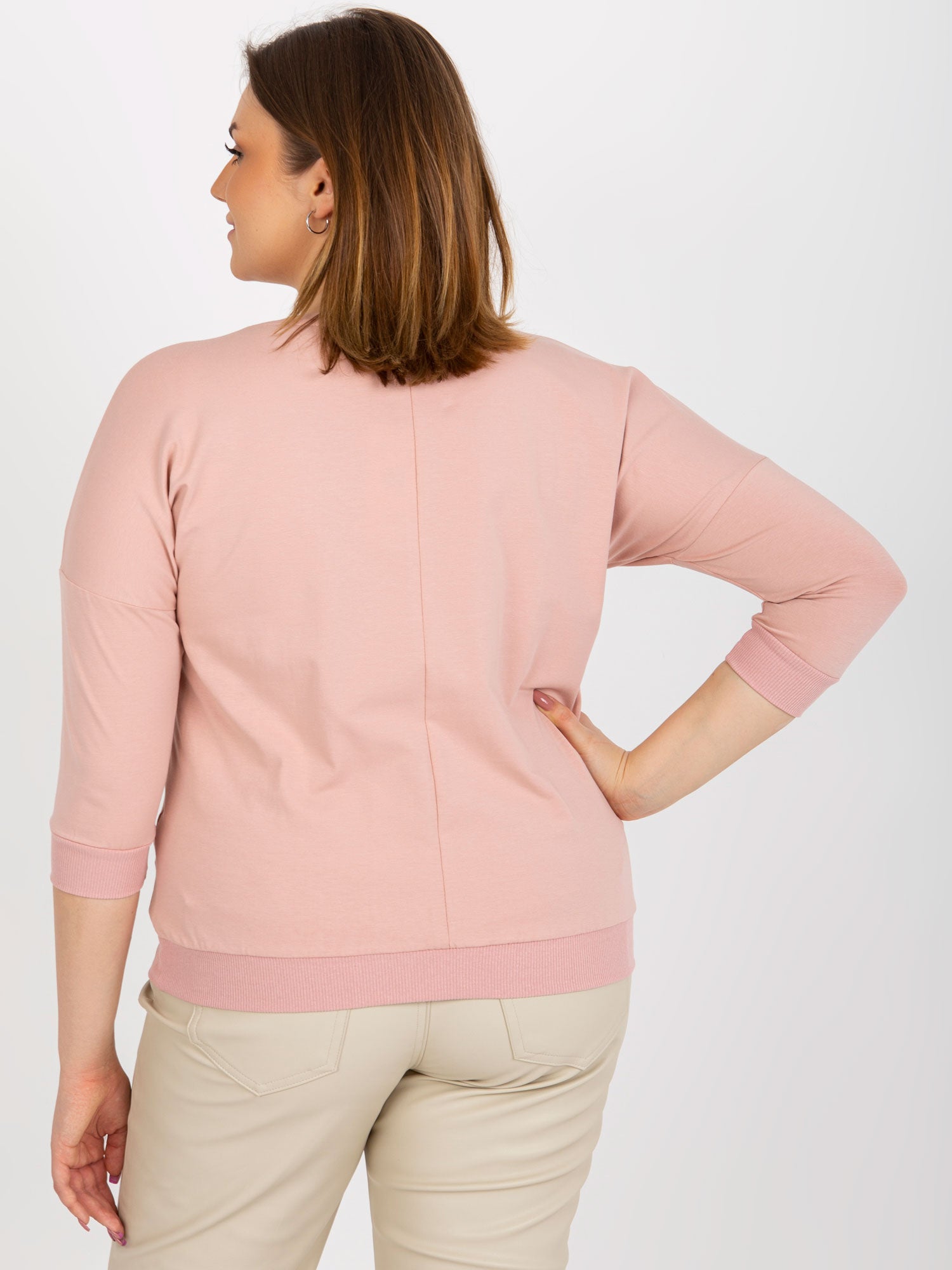 Jasnoróżowa bluzka plus size z nadrukiem i rękawem 3/4