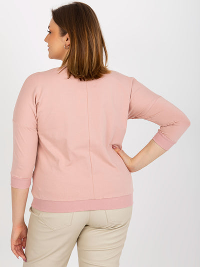 Jasnoróżowa bluzka plus size z nadrukiem i rękawem 3/4
