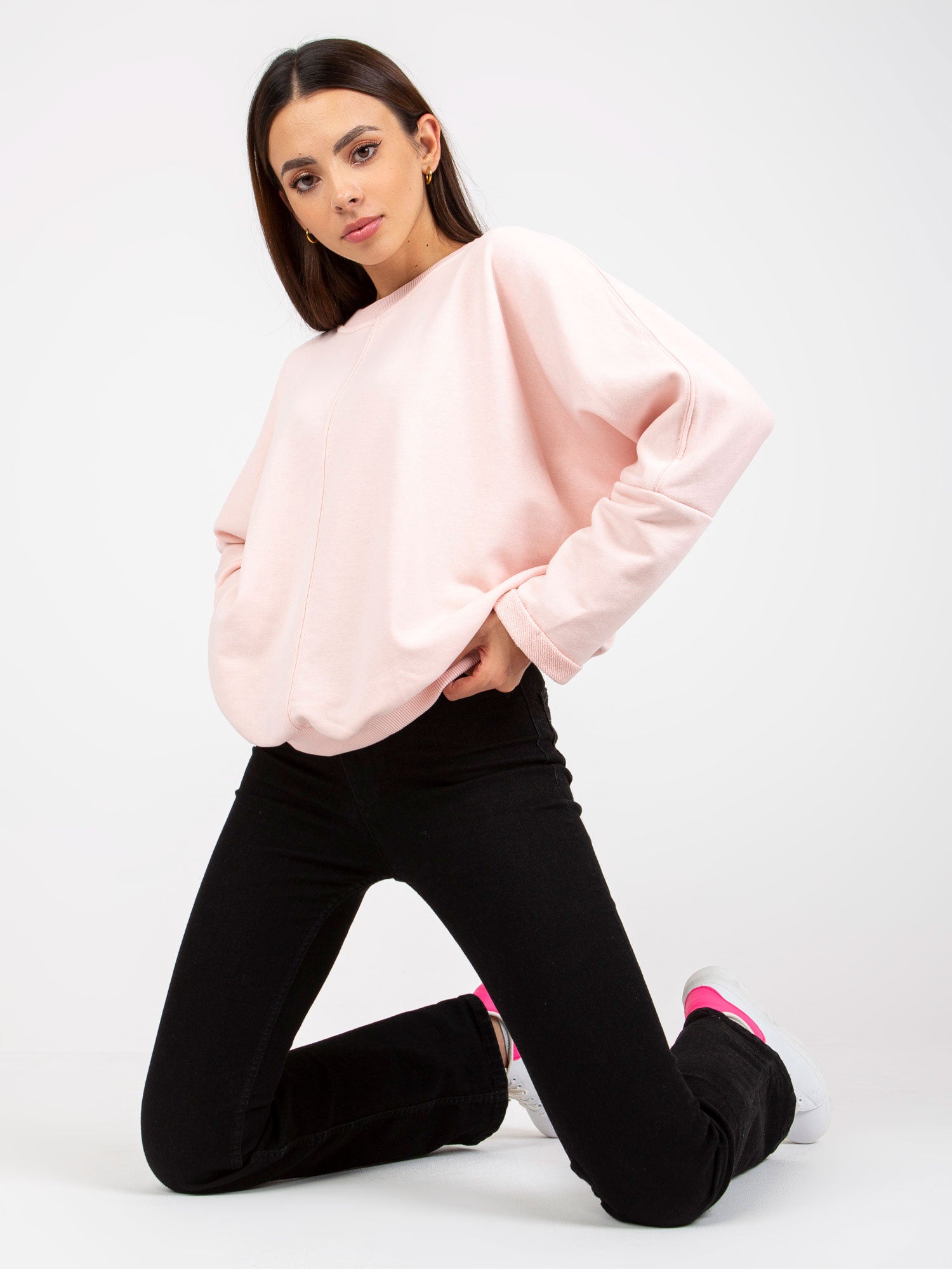 Jasnoróżowa damska bluza basic o kroju oversize RUE PARIS