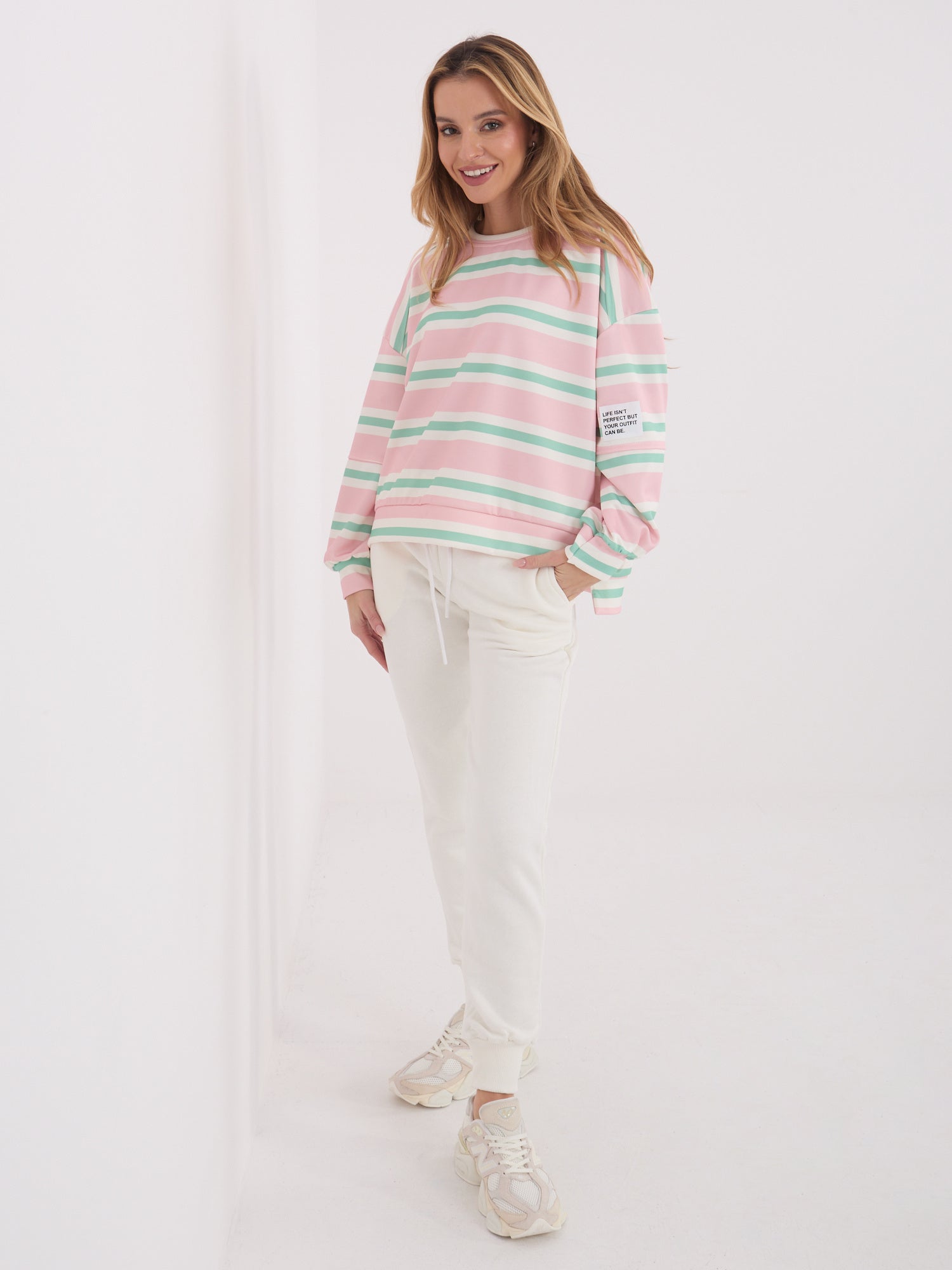 Jasnoróżowa damska bluza oversize w paski
