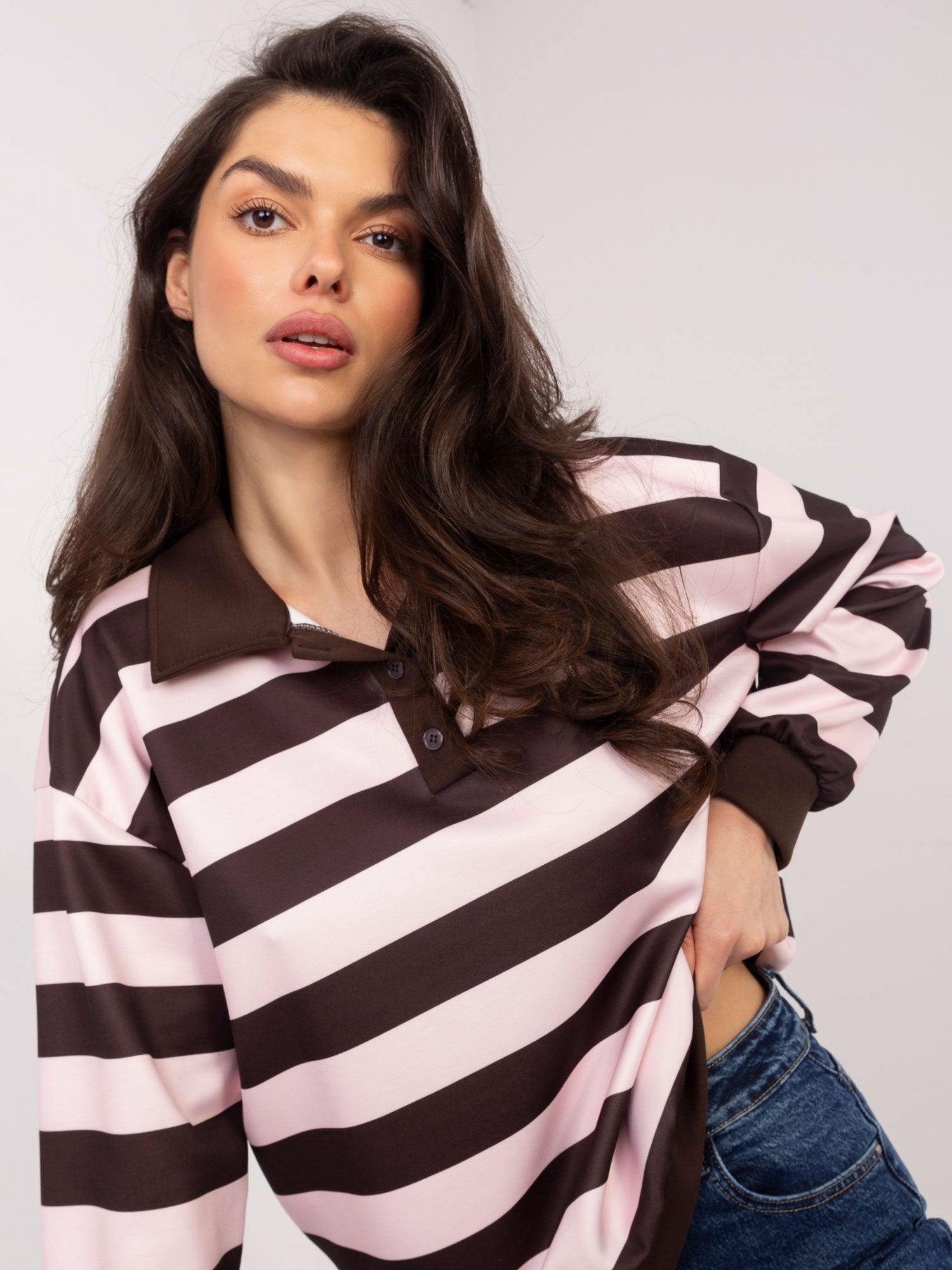 Jasnoróżowa bluza oversize bez kaptura