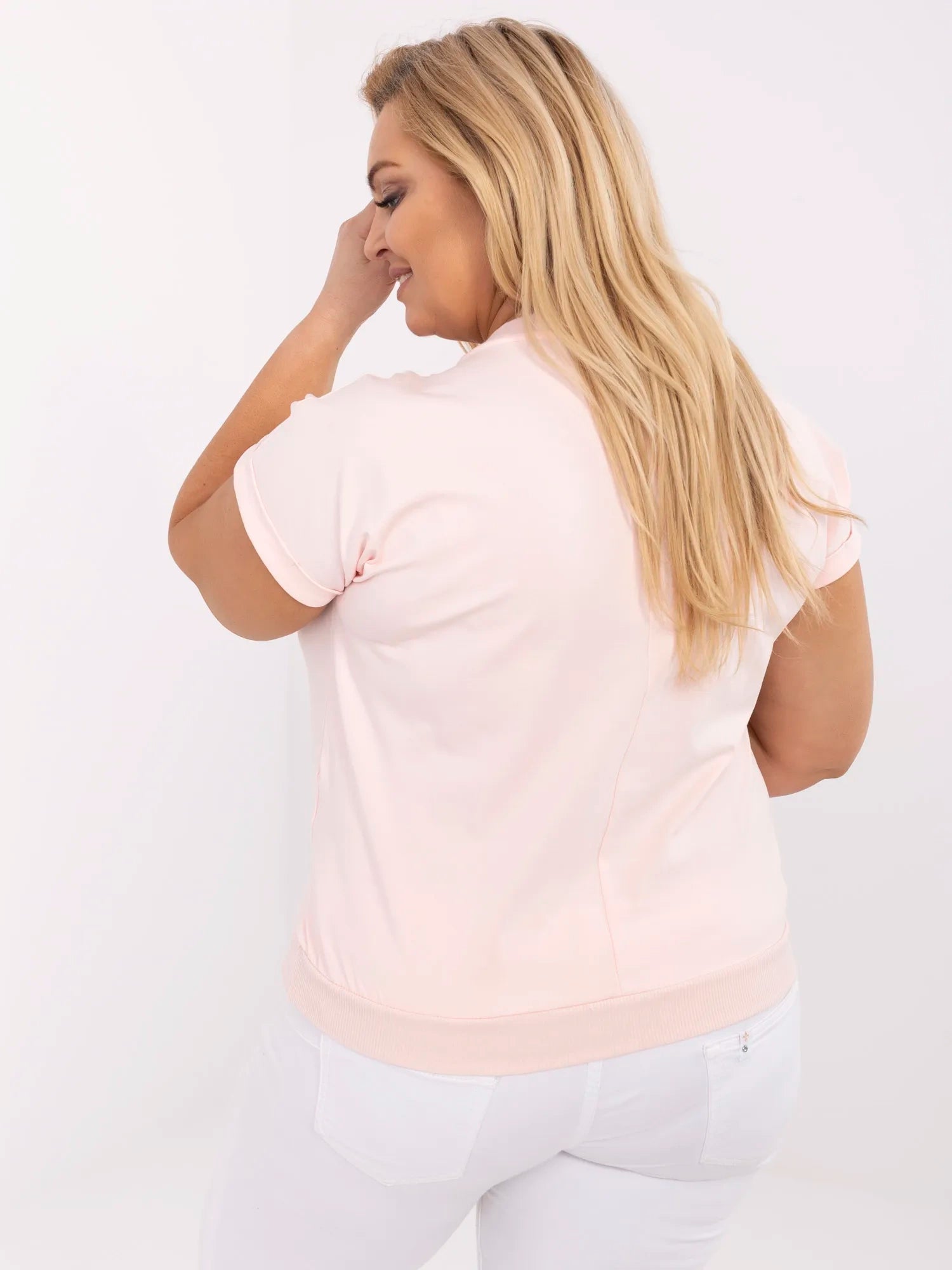 Jasnoróżowa bluzka plus size z krótkim rękawem
