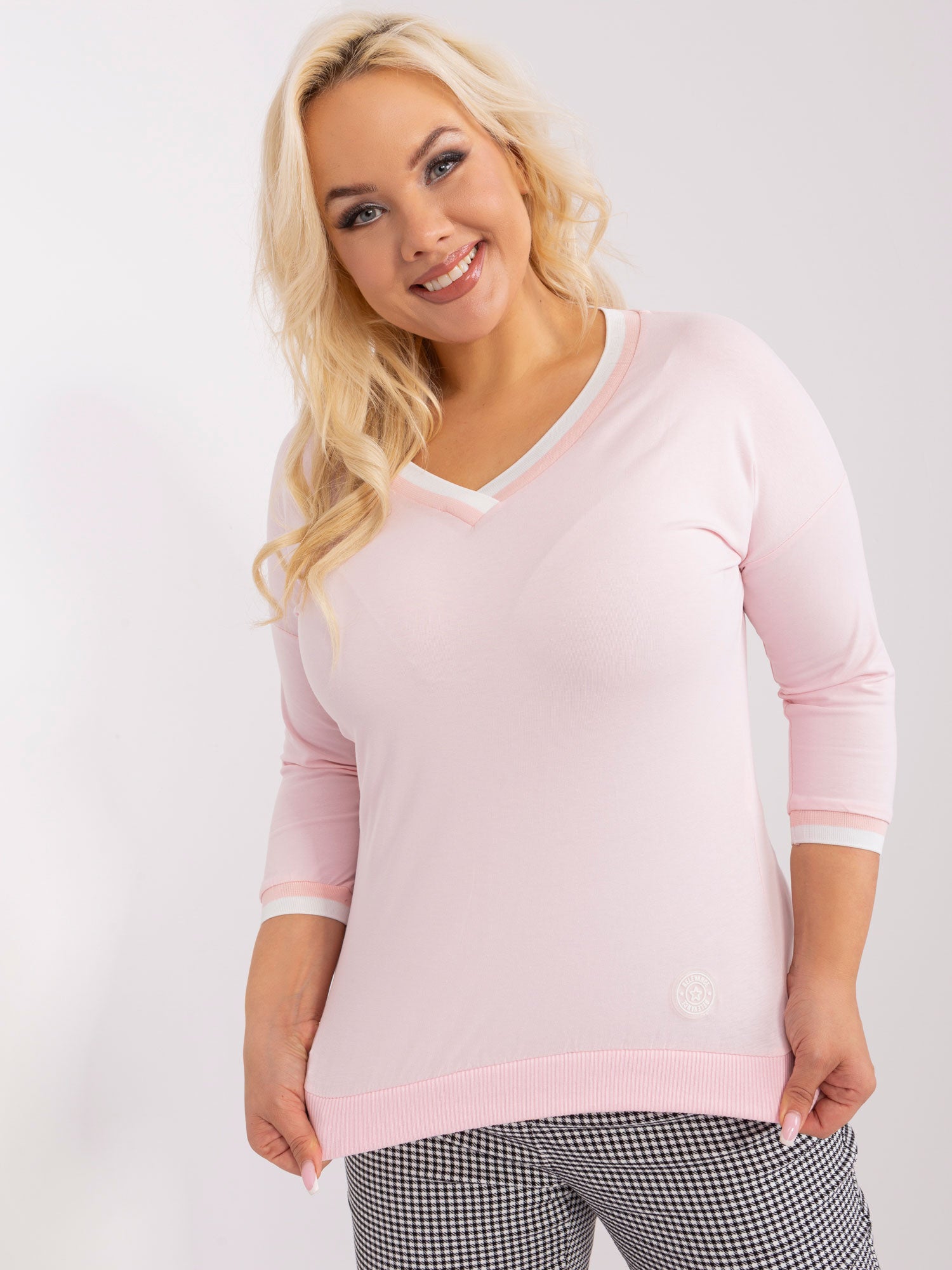Jasnoróżowa gładka bluzka plus size ze ściągaczami