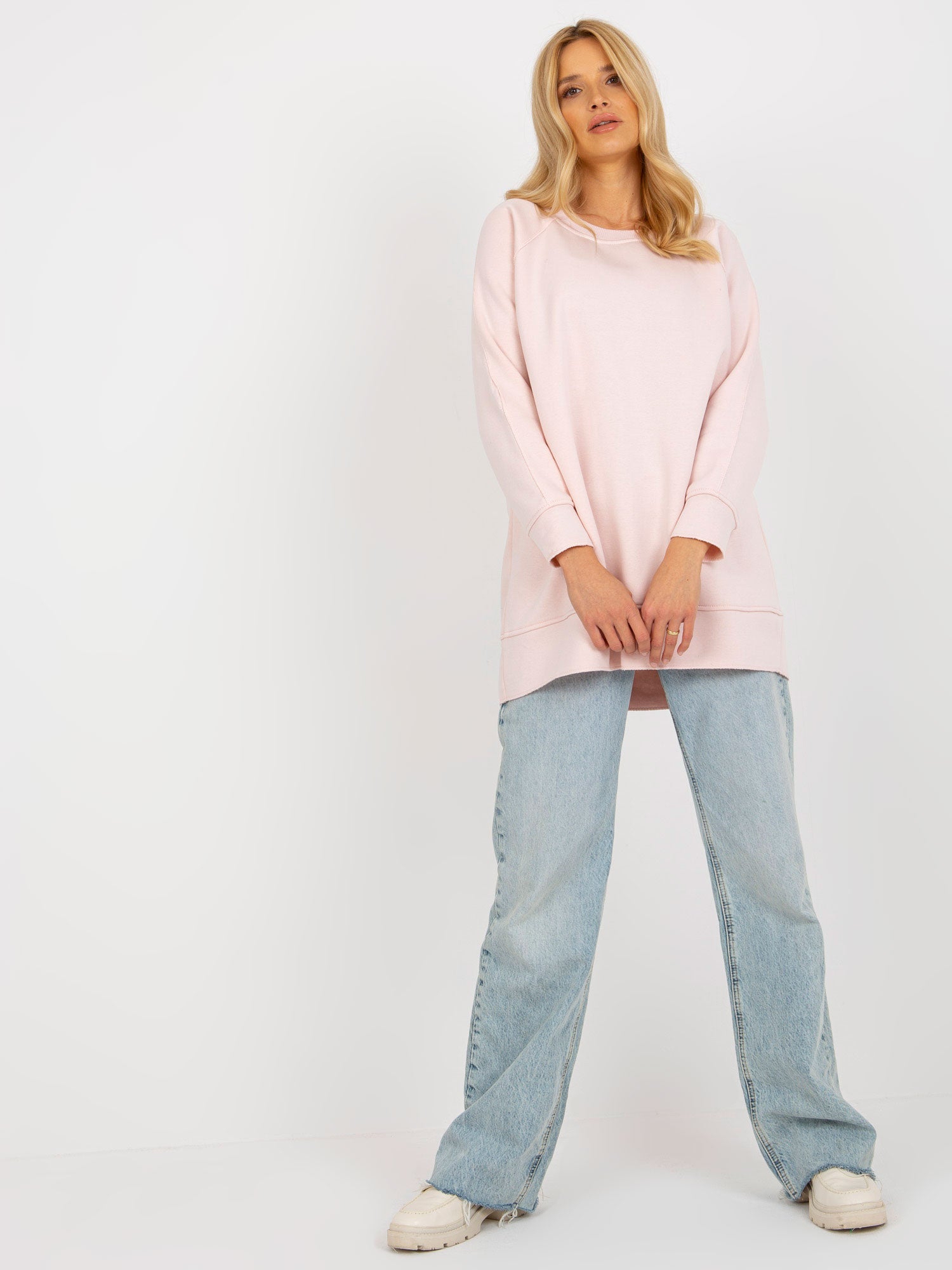 Jasnoróżowa dresowa bluza basic z okrągłym dekoltem