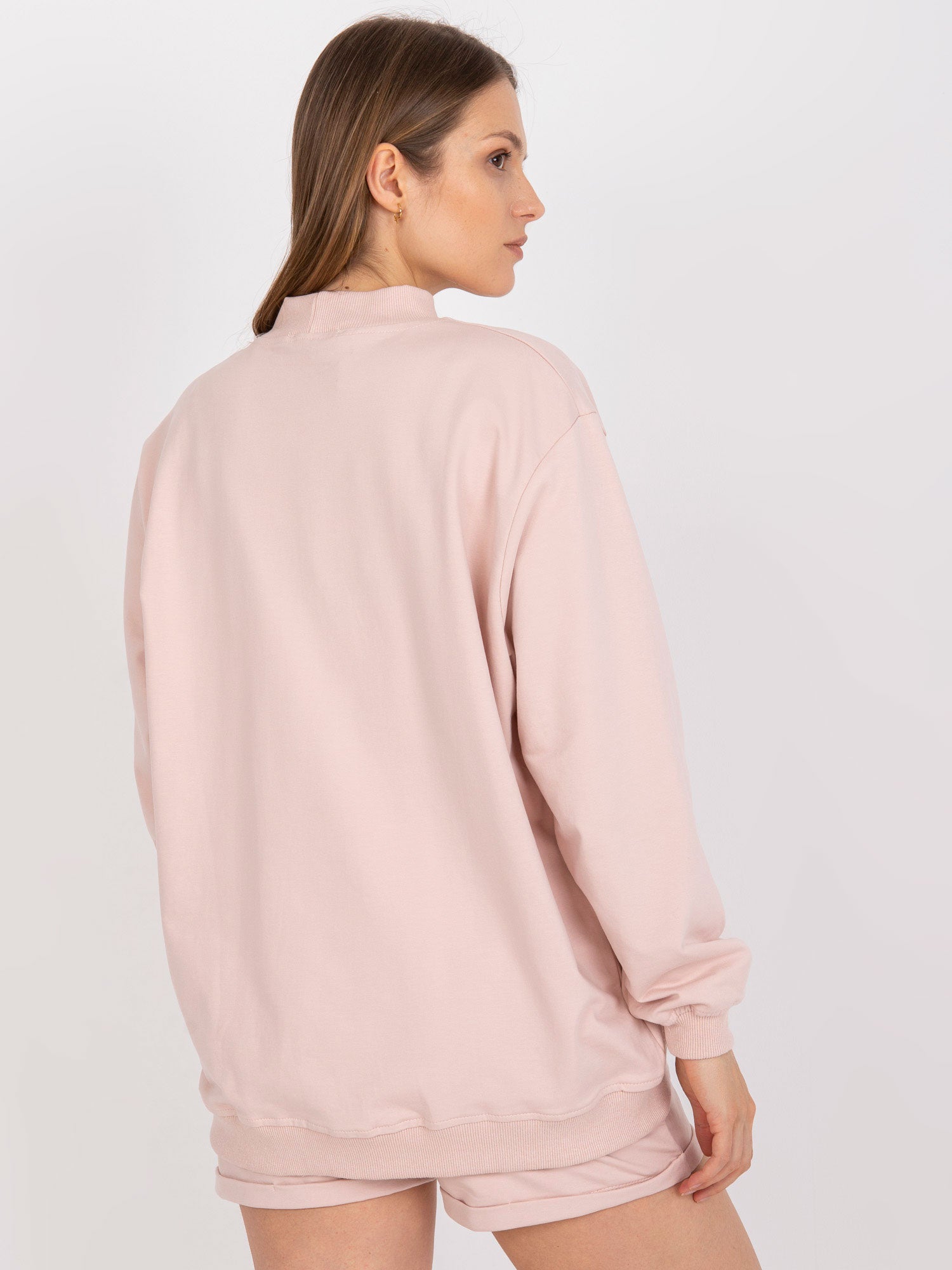 Jasnoróżowa dresowa bluza basic z długim rękawem