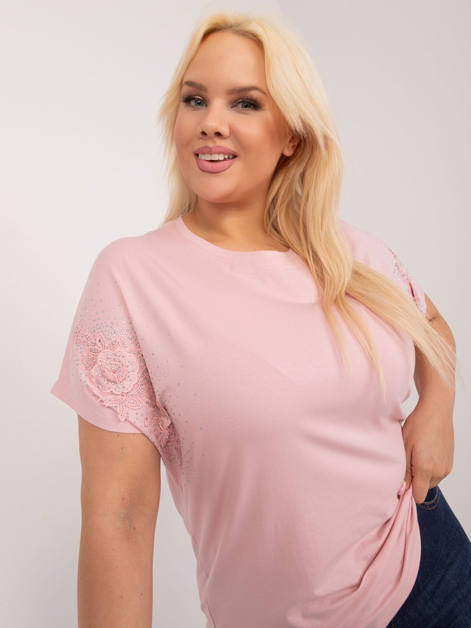 Jasnoróżowa bluzka plus size z kwiatową aplikacją