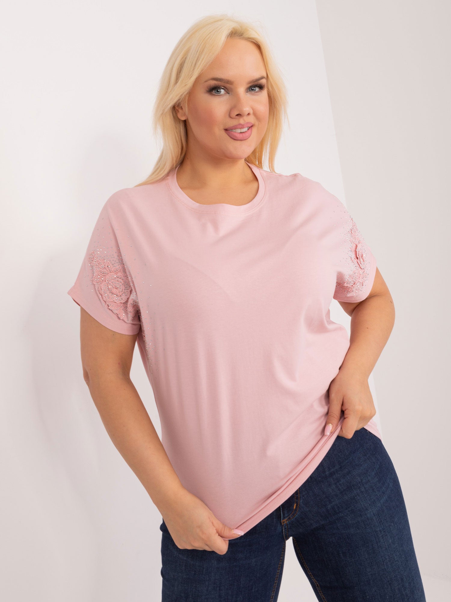 Jasnoróżowa bluzka plus size z kwiatową aplikacją