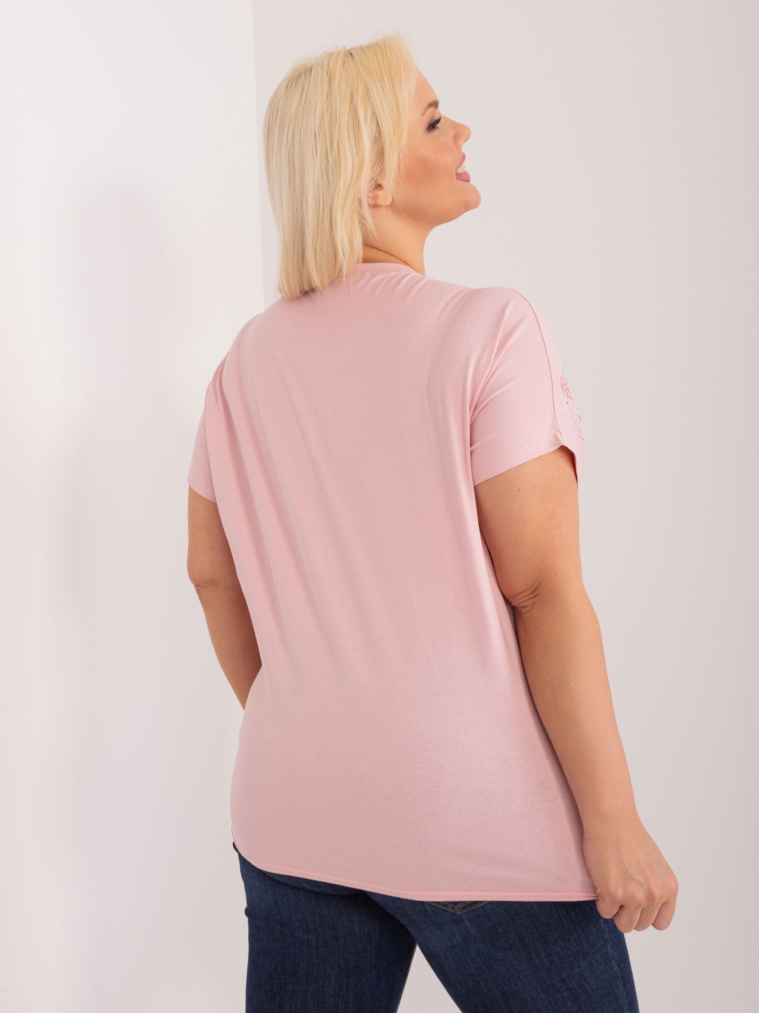 Jasnoróżowa bluzka plus size z kwiatową aplikacją