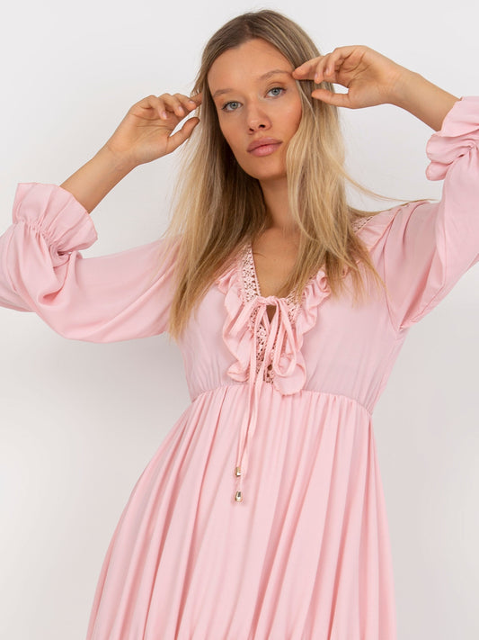 Jasnoróżowa boho sukienka z falbaną Winona OCH BELLA