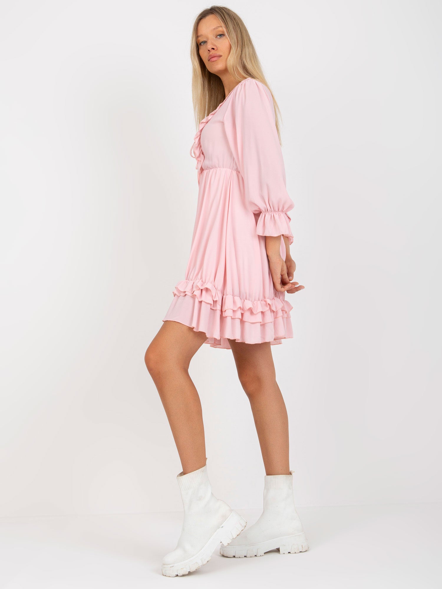 Jasnoróżowa boho sukienka z falbaną Winona OCH BELLA