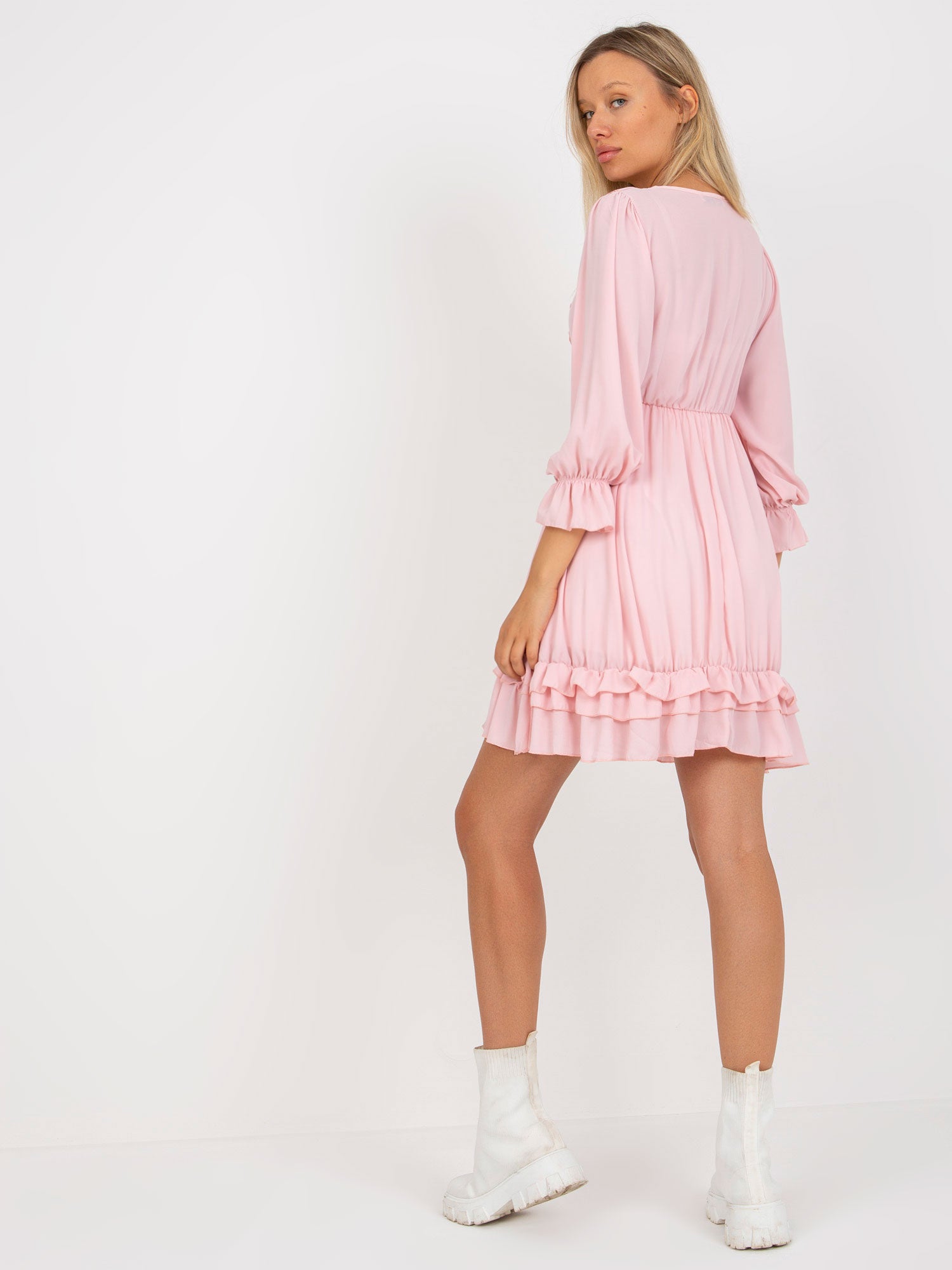 Jasnoróżowa boho sukienka z falbaną Winona OCH BELLA
