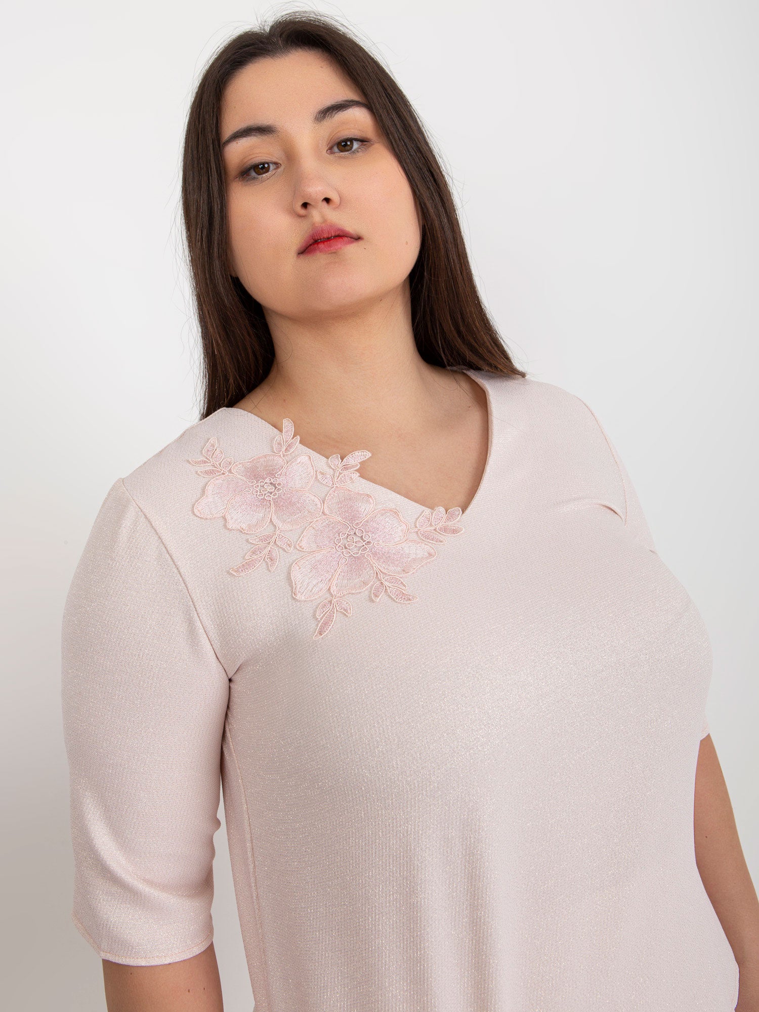 Jasnoróżowa damska bluzka plus size od kompletu