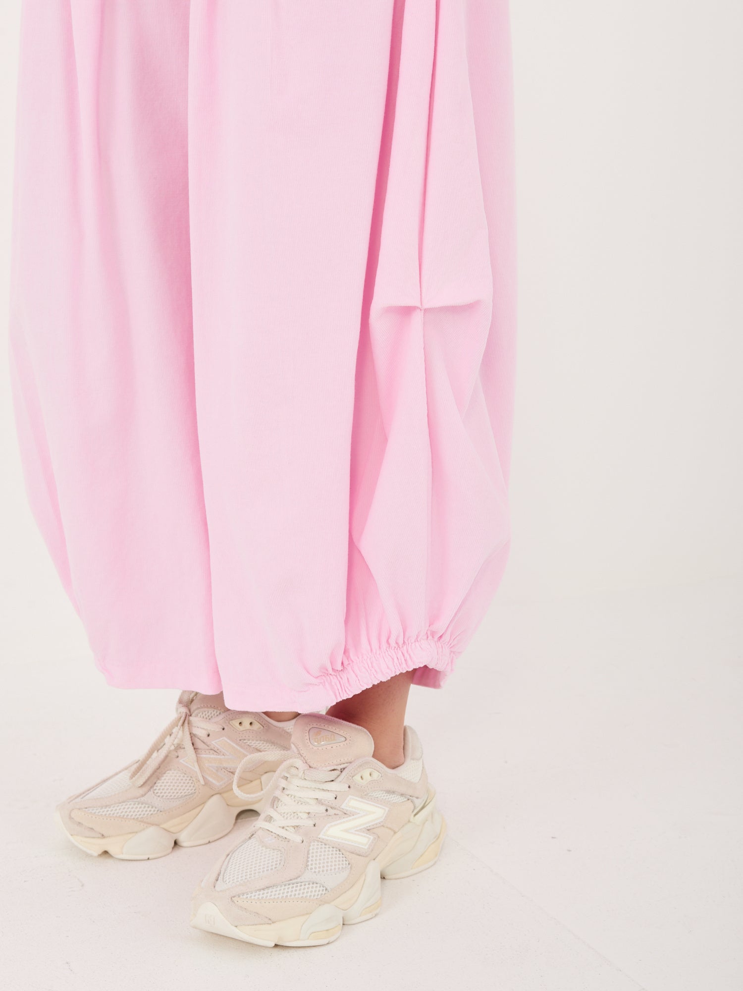 Jasnoróżowe  damskie spodnie alladynki z sztruksu