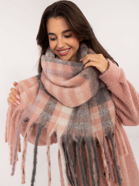 Jasnoróżowo-szary zimowy szal w kratę