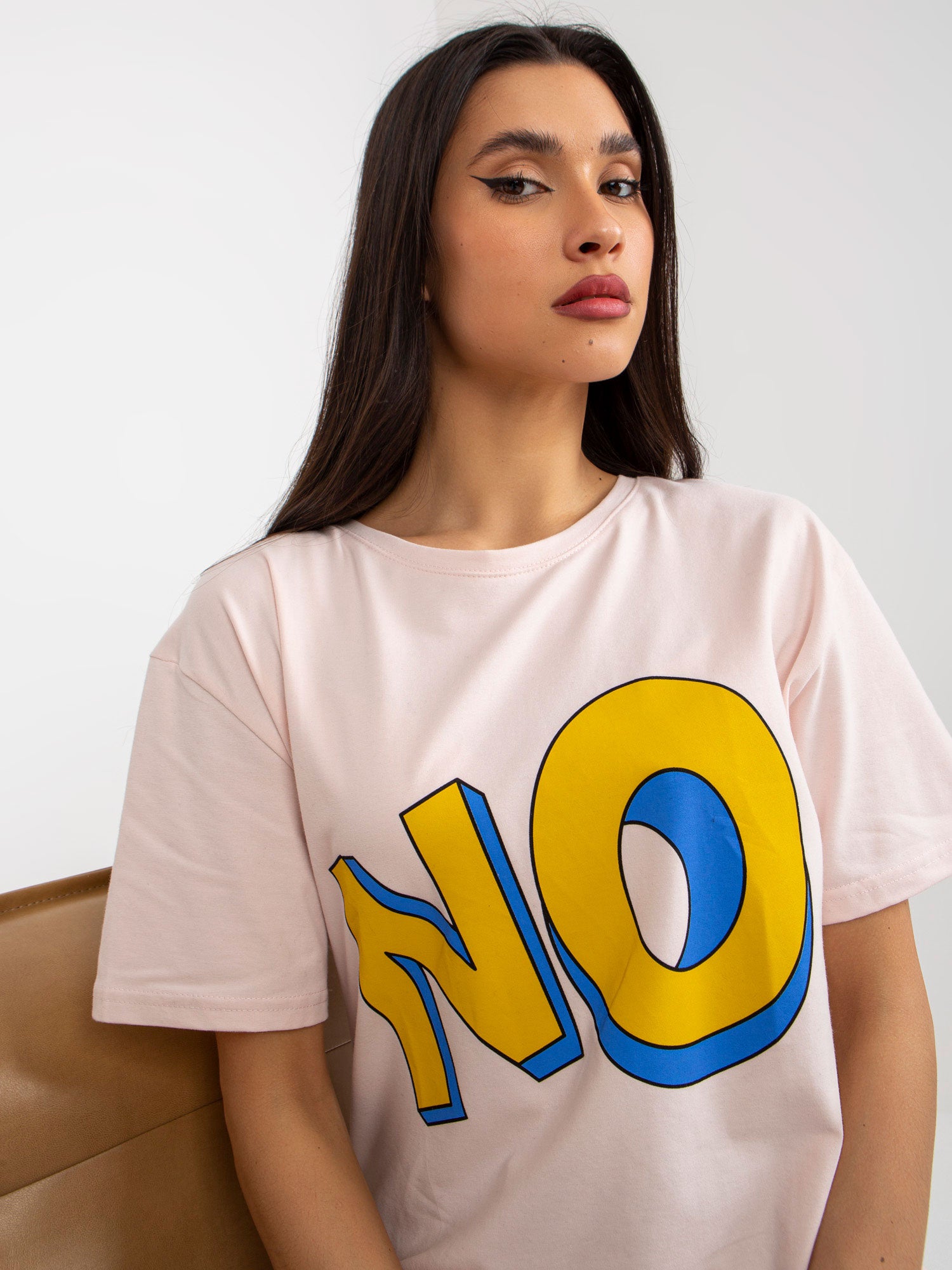 Jasnoróżowy bawełniany  t-shirt z nadrukiem