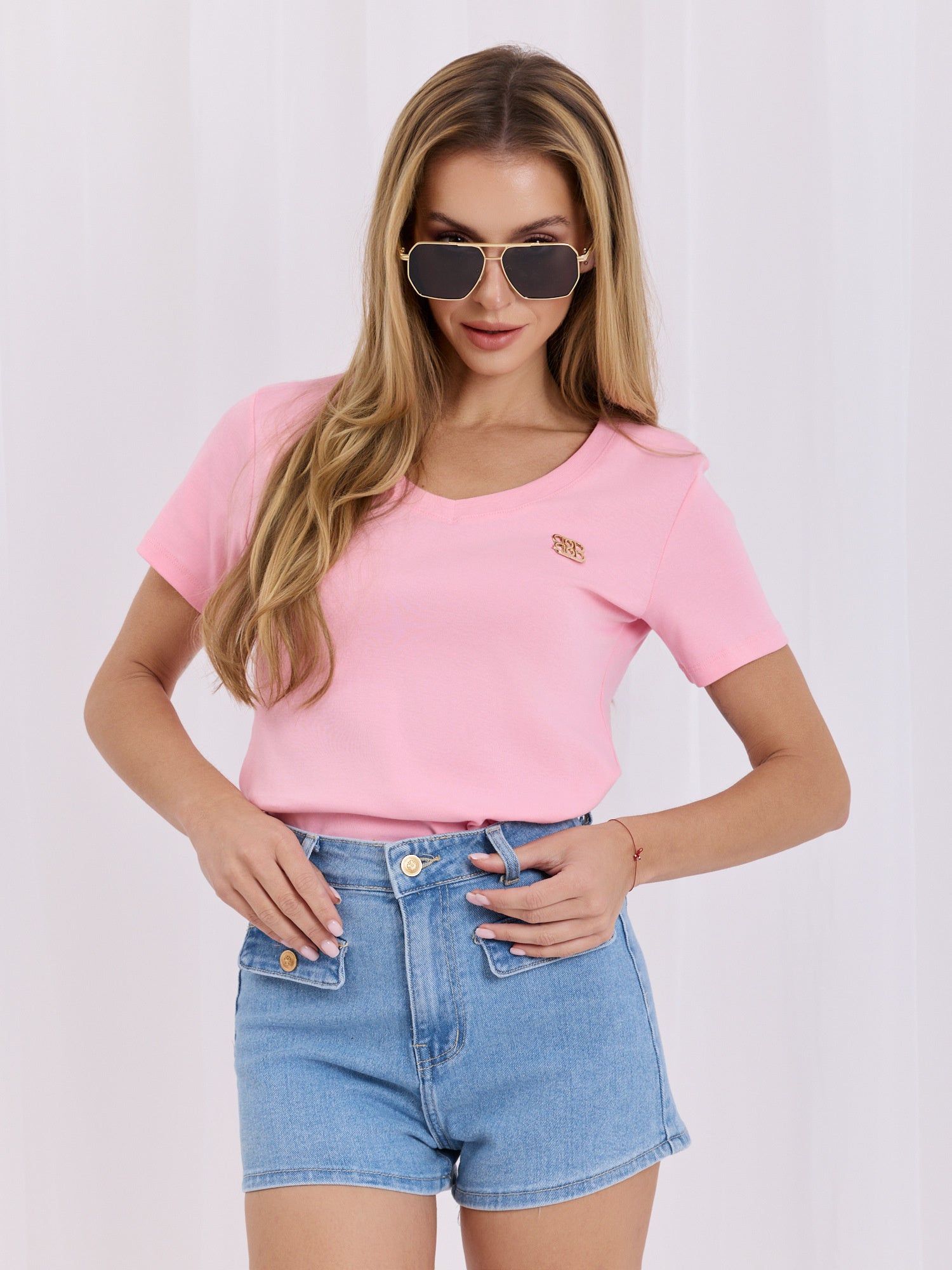 Jasnoróżowy prążkowany t-shirt z bawełny