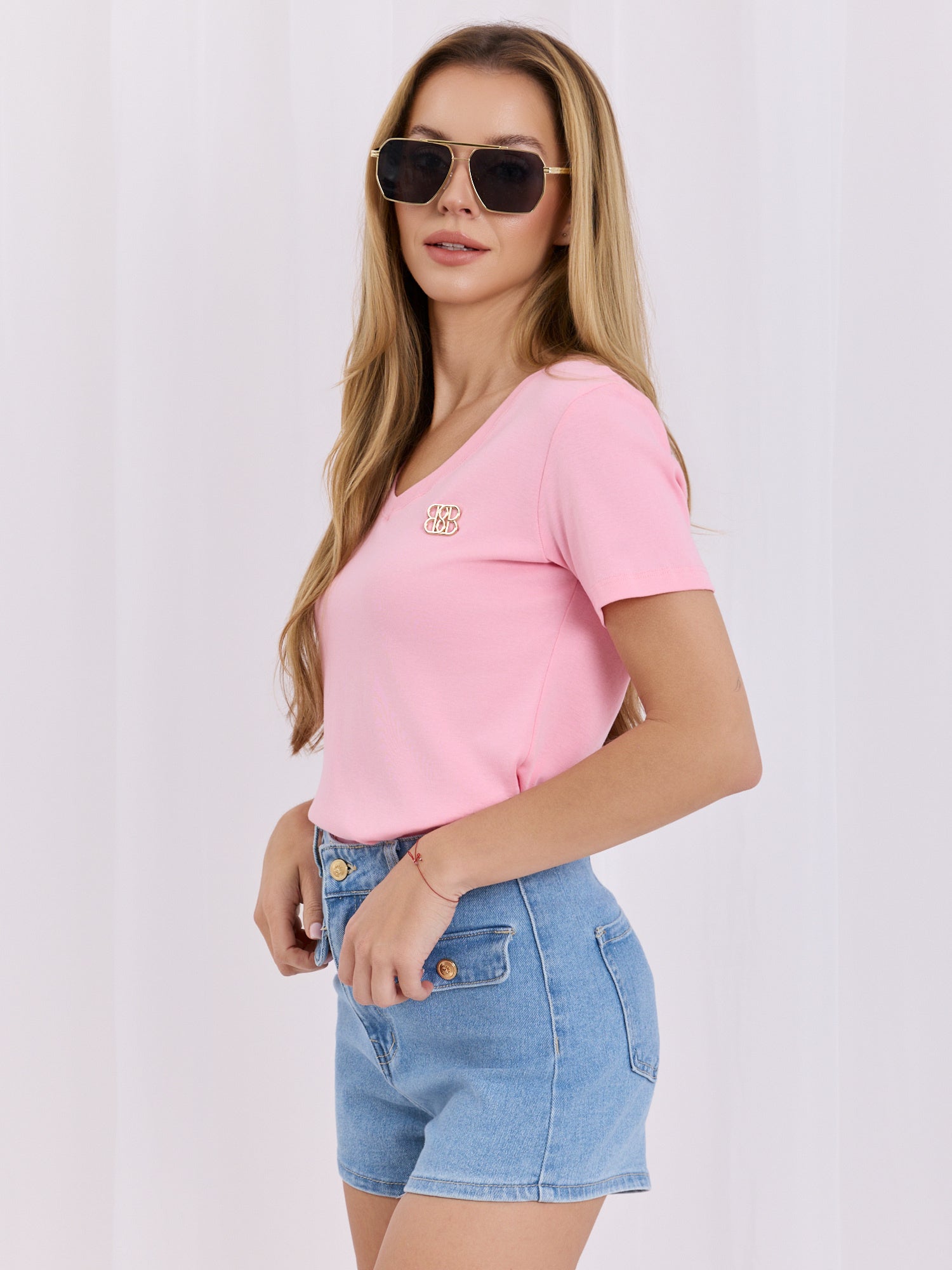 Jasnoróżowy prążkowany t-shirt z bawełny