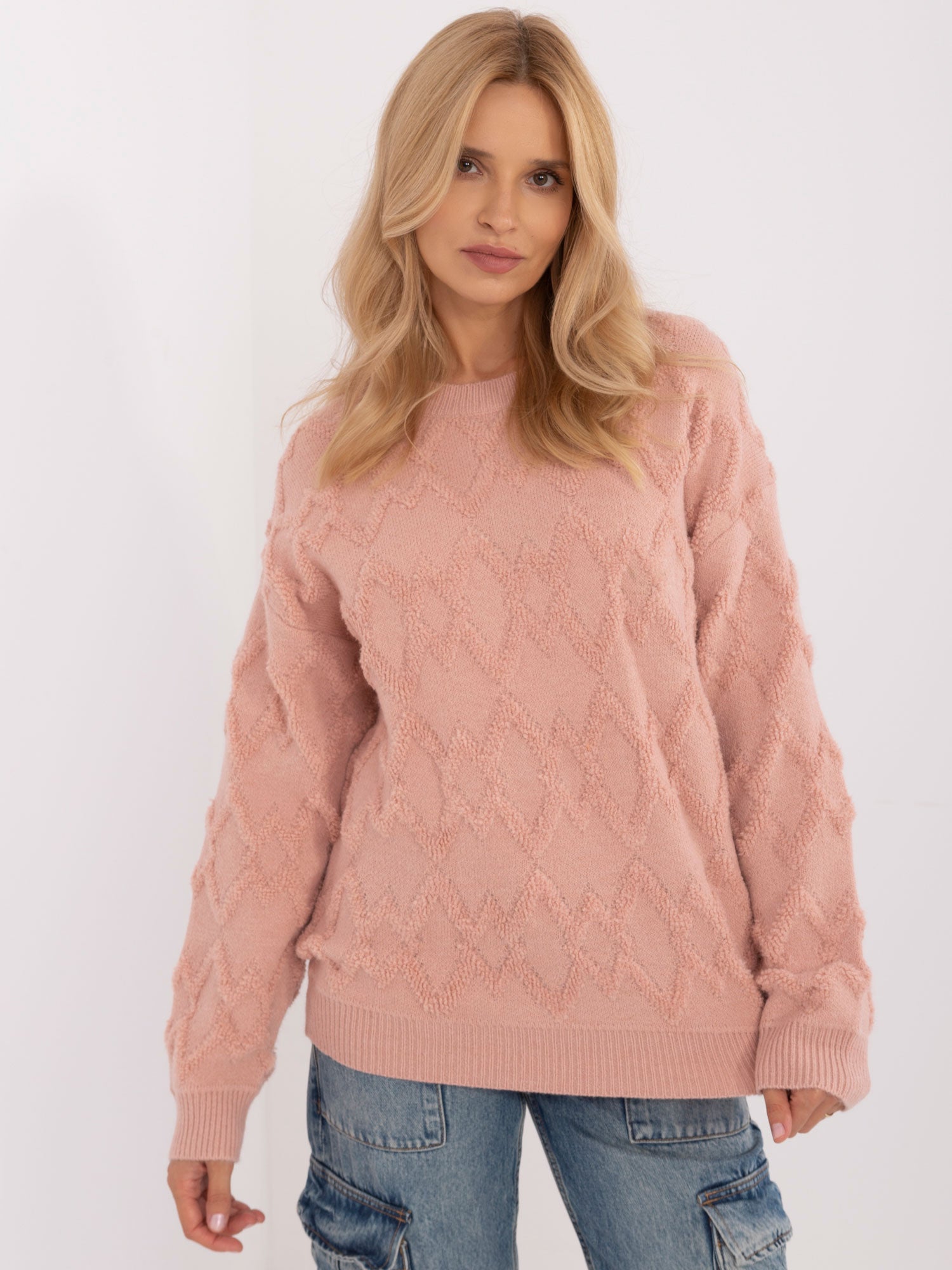 Jasnoróżowy sweter oversize z okrągłym dekoltem
