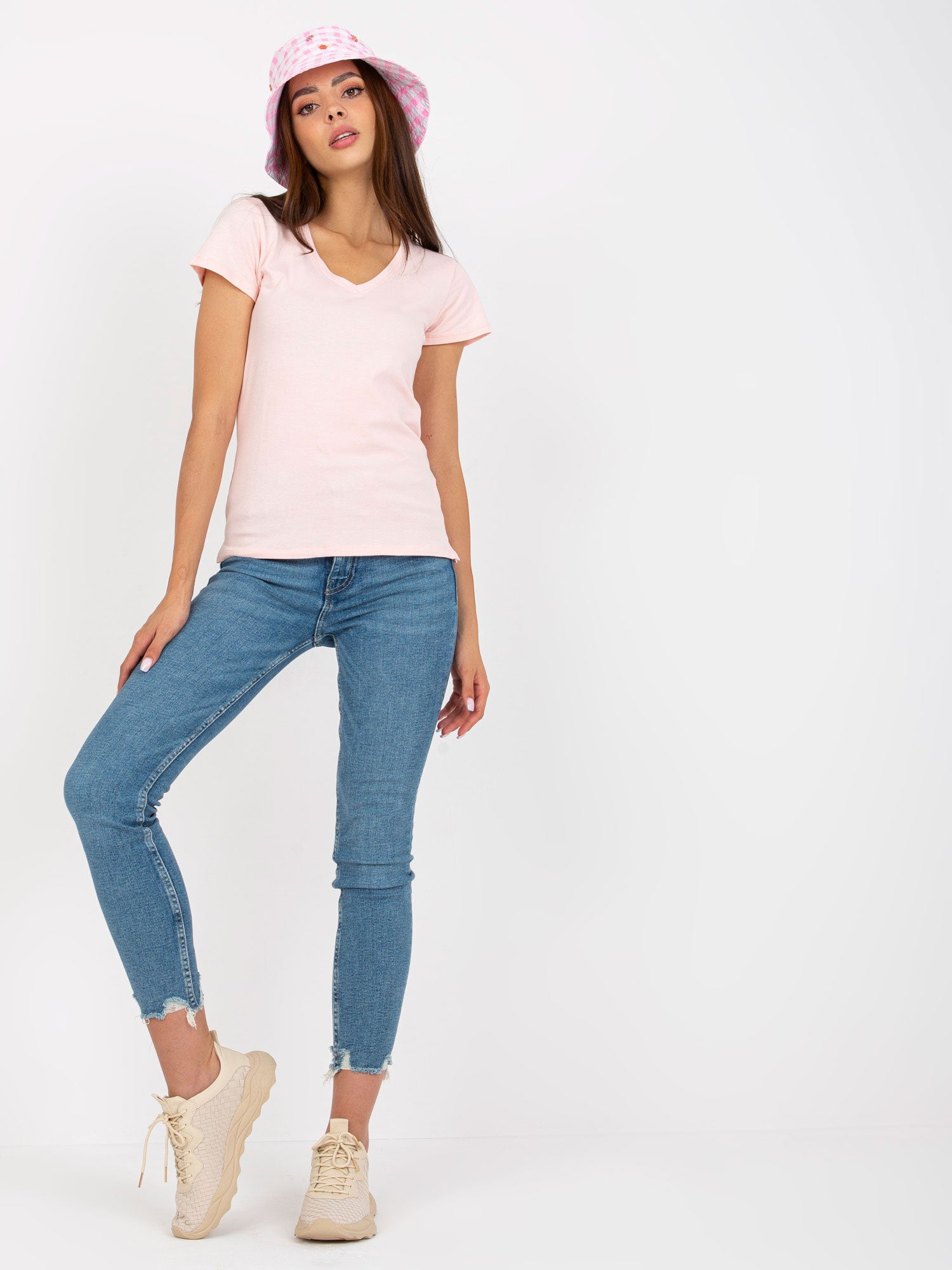 Jasnoróżowy t-shirt basic z dekoltem w serek