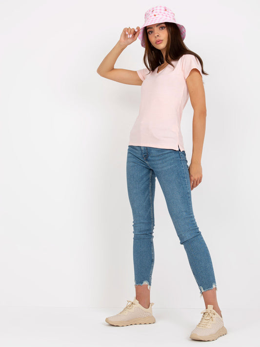 Jasnoróżowy t-shirt basic z dekoltem w serek
