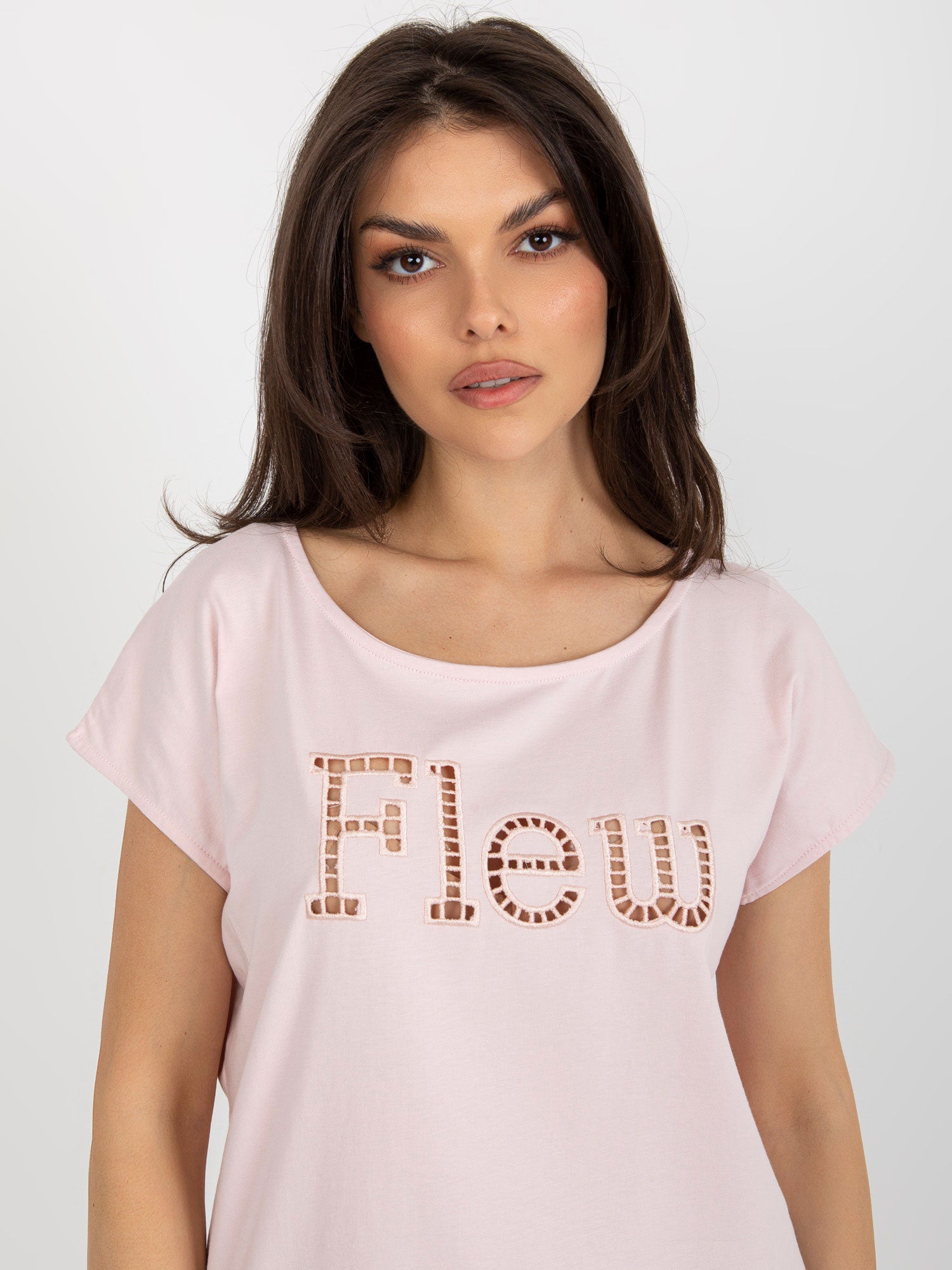 Jasnoróżowy t-shirt jednokolorowy z napisem